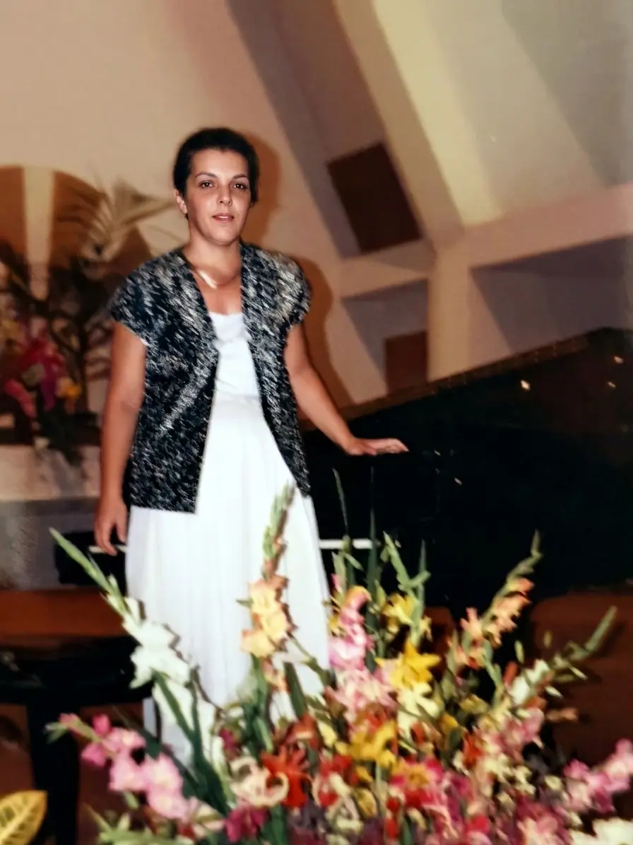 Daniela Donaudi in un ritratto giovanile accanto al pianoforte
