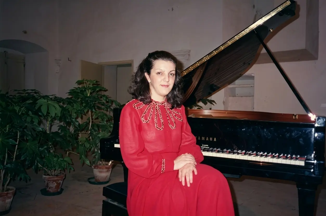 Ritratto storico di Daniela Donaudi al pianoforte