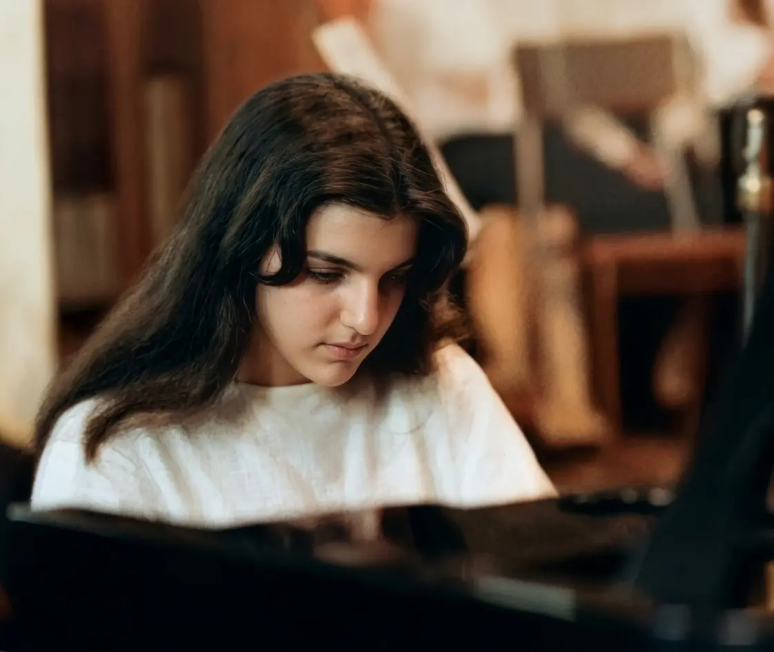 Giovane musicista immersa nello studio